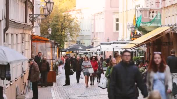 Vilnius, Litouwen. Mensen wandelen op Pilies Street van de oude stad in het najaar Dag — Stockvideo
