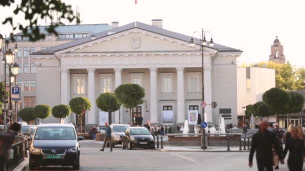 Vilnius, Lituania. Vista della facciata principale del consiglio comunale, edificio amministrativo con colonne su Didzioji Street nel centro storico — Video Stock