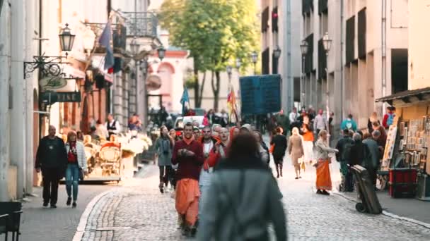 Vilnius, Litvanya. Krishnaites Şovu Sonbahar Günü Eski Kasabanın Pilies Sokağı 'nda — Stok video