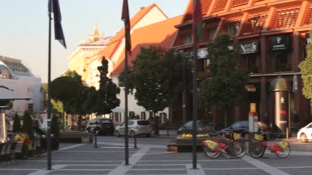 Vilnius, Litva. View Of Spacious Rest Zone On Didzioji Street, Ancient Showplace In Old Town With Outdoor Cafe. Pan, Panorama — Stock video