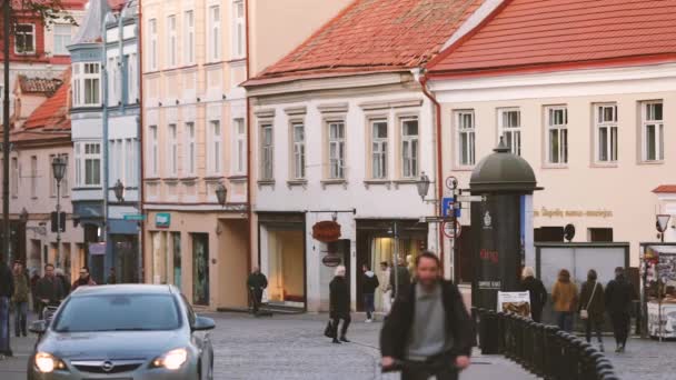 Vilnius, Litauen. Utsikt över Pilies Street of Old Town i höst dag. — Stockvideo