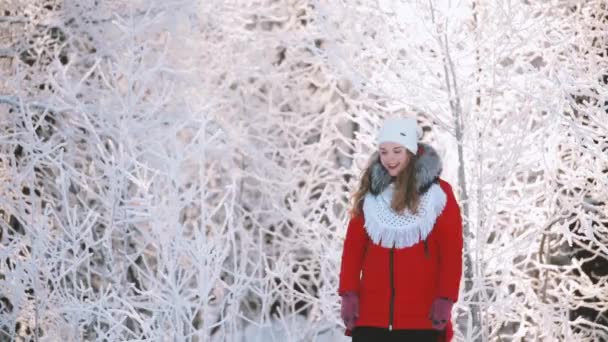 Młody piękny dość biały dziewczyna kobieta ubrany w czerwony Jacke — Wideo stockowe
