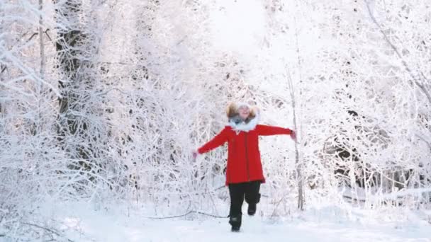 Jong mooi mooi blank meisje vrouw gekleed in rood Jacke — Stockvideo