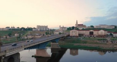 Grodno, Belarus. Neman Nehri 'nin karşısındaki köprü, bölgesel tiyatro tiyatrosu, St. Francis Xavier Katedrali ve Bernardine Manastırı Sunset veya Sunrise Time
