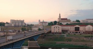 Grodno, Belarus. Neman Nehri 'nin karşısındaki köprü, bölgesel tiyatro tiyatrosu, St. Francis Xavier Katedrali ve Bernardine Manastırı Sunset veya Sunrise Time