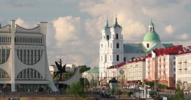 Grodno, Belarus. Grodno Bölgesel Tiyatrosu, St. Francis Xavier Katedrali ve Mostowaja Trafik ve Yaz Gününde Kirova Sokakları