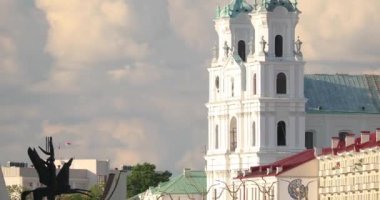 Grodno, Belarus. Grodno Bölgesel Tiyatrosu, St. Francis Xavier Katedrali ve Mostowaja Trafik ve Yaz Gününde Kirova Sokakları