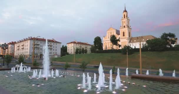Grodno, Belarus. Fontaine devant le monastère Bernardin à l'heure du soir — Video