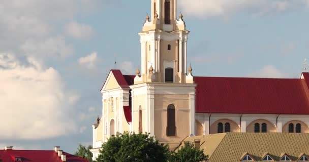 Grodno, Vitryssland. Bernardine kloster på sommaren solig dag. Zooma ut, Zooma ut — Stockvideo