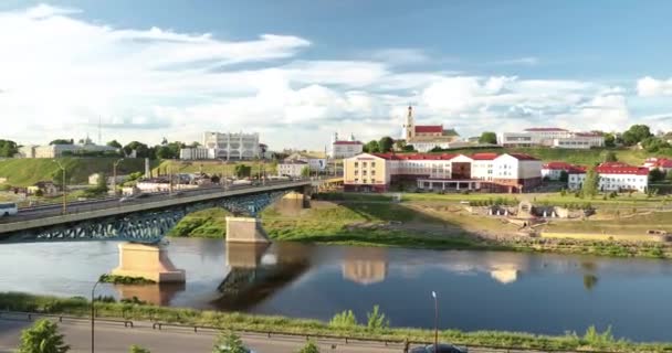 Grodno, Bielorussia. Ponte dall'altra parte del fiume Neman, Grodno Regional Drama Theatre, Cattedrale di San Francesco Saverio e Monastero di Bernardine — Video Stock