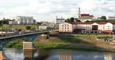 Grodno, Belarus. Neman Nehri Köprüsü, Grodno Bölgesel Tiyatrosu, St. Francis Xavier Katedrali ve Bernardine Manastırı