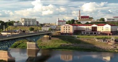 Grodno, Belarus. Neman Nehri Köprüsü, Grodno Bölgesel Tiyatrosu, St. Francis Xavier Katedrali ve Bernardine Manastırı