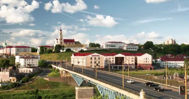 Grodno, Bielorrusia. Puente al otro lado del río Neman, Teatro Dramático Regional de Grodno, Catedral de San Francisco Javier y Monasterio Bernardino — Vídeos de Stock