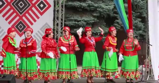 Gomel, Vitryssland. Kvinnogruppen i nationella kläder utför folksånger under firandet av självständighetsdagen i Republiken Vitryssland — Stockvideo
