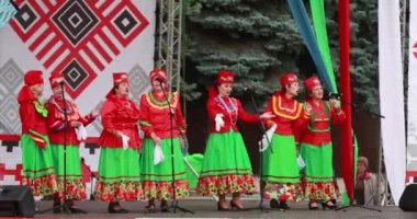 Gomel, Belarus. Beyaz Rusya Cumhuriyeti Bağımsızlık Günü Kutlamaları sırasında Ulusal Giysiler İçinde Kadın Grubu Halk Şarkıları Söylüyor