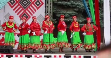Gomel, Belarus. Beyaz Rusya Cumhuriyeti Bağımsızlık Günü Kutlamaları sırasında Ulusal Giysiler İçinde Kadın Grubu Halk Şarkıları Söylüyor