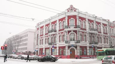 Gomel, Belarus. Kar fırtınasında Sovetskaya ve Kommunarov caddelerinin kesiştiği eski posta binası. Pan, Panorama