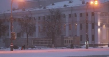 Gomel, Belarus. Kar Fırtınası Akşamı 'nda Lenin Meydanı' ndaki Gomel Tiyatrosu. Pan, Panorama