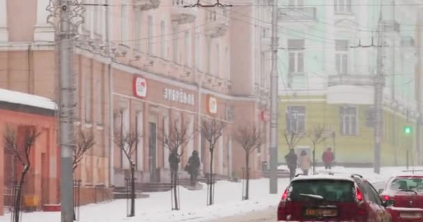 Gomel, Belarús. Tráfico de la ciudad en la calle Sovetskaya en invierno Día de tormenta de nieve. Pan, Panorama — Vídeos de Stock