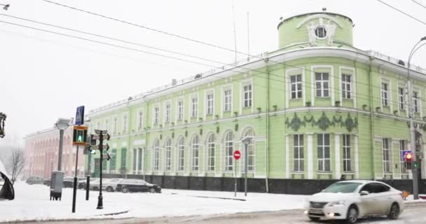 白俄罗斯，戈梅利戈梅尔州国家银行主要部门在冬季雪灾日.位于Sovetskaya街和Lange街交叉口的大楼。潘，全景 — 图库视频影像