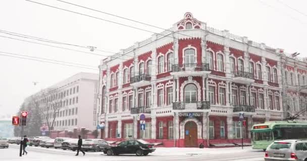 Γκόμελ, Λευκορωσία. Παλιό κτίριο της θέσης στη διασταύρωση των οδών Sovetskaya και Kommunarov στη χειμερινή χιονισμένη ημέρα χιονοθύελλας. Πανόραμα — Αρχείο Βίντεο