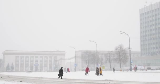 Gomel, Belarús. Edificio de Gomel Teatro Dramático Regional en la Plaza Lenin en invierno Día de tormenta de nieve. Pan, Panorama — Vídeos de Stock