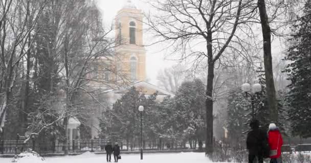 ゴメル、ベラルーシ。冬の雪嵐の日にピーターとポール大聖堂の鐘楼 — ストック動画
