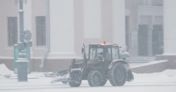 Gomel, Belarus. Kar fırtınasında kar temizleyen traktör günü. Pan, Panorama — Stok video