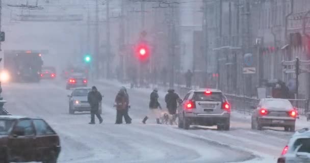 Gomel, Belarus. Sovetskaya Caddesi 'nde Şehir Trafiği Kış Karlı Kar Fırtınası Akşam Saati — Stok video