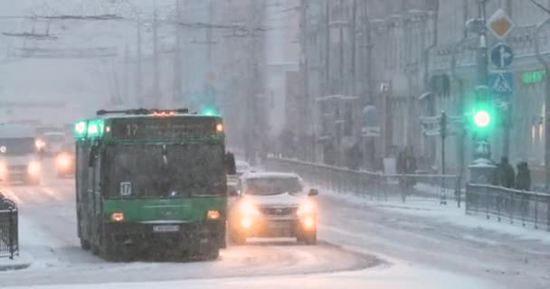 白俄罗斯，戈梅利冬雪雪灾夜晚，索维茨卡亚街的城市交通。潘，全景 — 图库视频影像