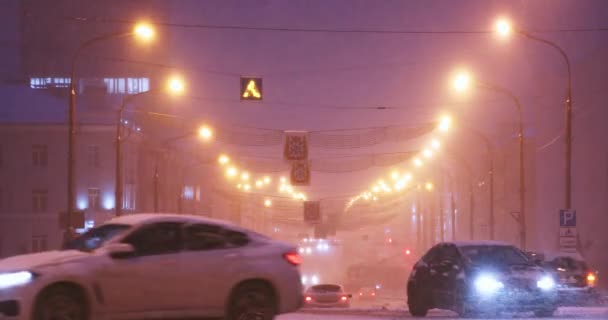 Gomel, Belarus. Lenin Bulvarı 'nda kar fırtınalı kış akşamı trafik vardı. — Stok video