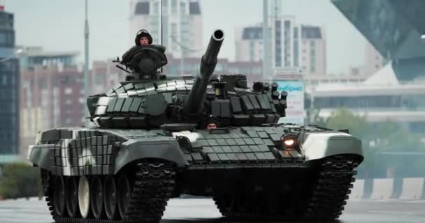 白俄罗斯明斯克。在庆祝国庆节- -白俄罗斯独立日- -之前的排练期间，军队坦克在白俄罗斯国家图书馆附近行进. — 图库视频影像