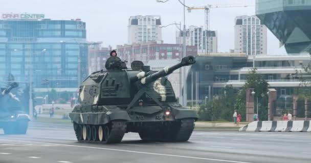 Minsk, Bělorusko. Vojenské samohybné zbraně a houfnice pohybující se v blízkosti národní knihovny během zkoušky před oslavou státního svátku Den nezávislosti Běloruska — Stock video