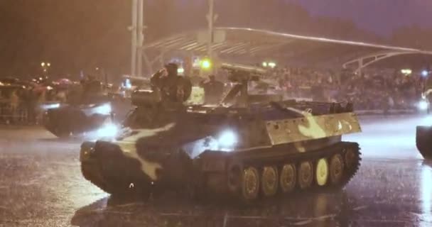 민스크, 벨라루스. ( 영어 ) Military Tanks and Vehicles Moving In Street During Night Rerecepsal Before Celebration of the National Holiday - The Independence Day of Belarus. — 비디오