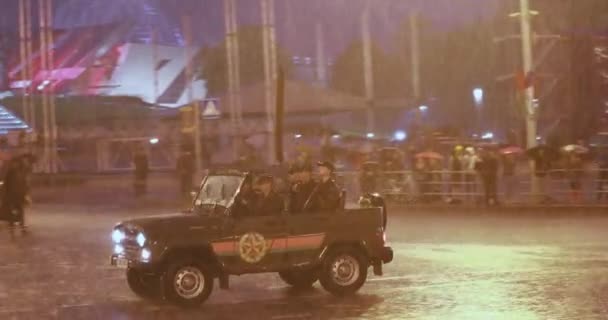 Minsk, Bielorrusia. Vehículos militares moviéndose en la calle durante el ensayo nocturno antes de la celebración de la fiesta nacional - El Día de la Independencia de Bielorrusia . — Vídeo de stock