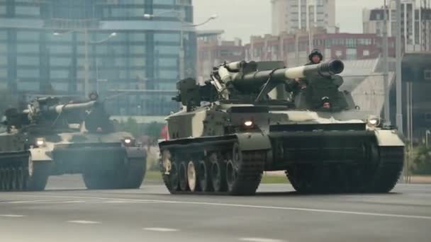 Minsk, Bělorusko. Vojenské samohybné zbraně a houfnice pohybující se v blízkosti národní knihovny během zkoušky před oslavou státního svátku Den nezávislosti Běloruska — Stock video