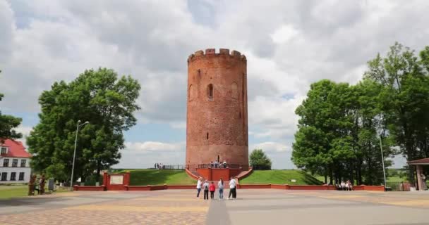Kamyenyets, regio Brest, Belarus. Mensen wandelen in de buurt van de toren van Kamyenyets in de zomer dag — Stockvideo
