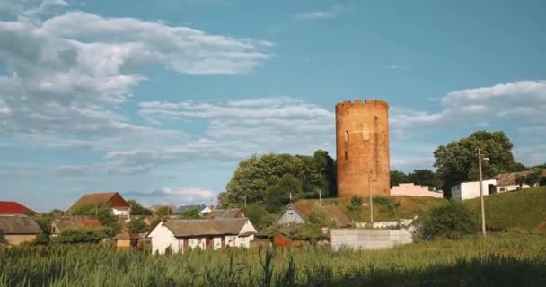 Kamieniec, brzeski obwód, Białoruś. Wieża Kamyenyets w słoneczny letni dzień z zieloną trawą na pierwszym planie. Powiększ, powiększ. — Wideo stockowe