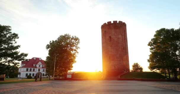 Kamyenyets, Región de Brest, Bielorrusia Torre de Kamyenyets al atardecer o al amanecer . — Vídeos de Stock