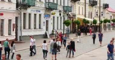Grodno, Belarus. Yazın Sovyetler Sokağı 'nda Yürüyen İnsanlar Dinleniyor