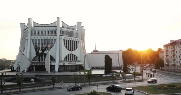 Grodno, Bielorrússia. Grodno Teatro Regional de Drama ao pôr-do-sol ou ao amanhecer — Vídeo de Stock