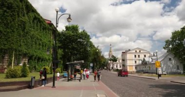 Grodno, Belarus. E. Özheshko caddesindeki en kutsal tiyatroların şefaat katedrali ve yaz güneşli bir günde Mariinsky Spor Salonu. Sarmaşık İçerikli İnşaat