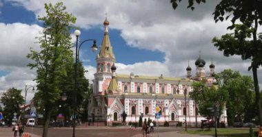 Grodno, Belarus. E. Özheshko Caddesi 'ndeki En Kutsal Tiyatro Katedrali. Bir diğer isim de Pokrovsky Katedrali veya Kutsal Bakire 'nin Korunması şerefine Katedral