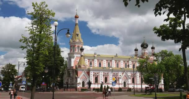 白俄罗斯格罗德诺。在E. Ozheshko街最神圣的Theotokos大教堂的代祷。另一个名字叫Pokrovsky大教堂或保护圣母大教堂 — 图库视频影像