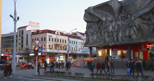 Minsk, Wit-Rusland. Mensen wandelen in de buurt van Bas-reliëf van de Sovjet-tijdperk op oude gevel gebouw op Nemiga Street — Stockvideo