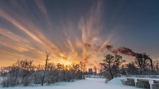 Dobrush, Região de Gomel, Bielorrússia. Time Lapse Timelapse Time-lapse da torre de fábrica de papel antigo na manhã de inverno. Sol ao nascer do sol sobre o patrimônio histórico — Vídeo de Stock