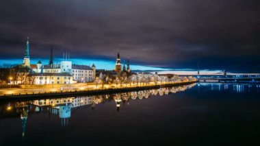 Riga, Letonya. Sabah Gündoğumu Saati 'nde Şehrin Zaman Hızı Hızlandırması. Kale Gece Manzarası, Kubbe Katedrali ve St. Peters Kilisesi. Ünlü simgeleri olan popüler bir yer. UNESCO