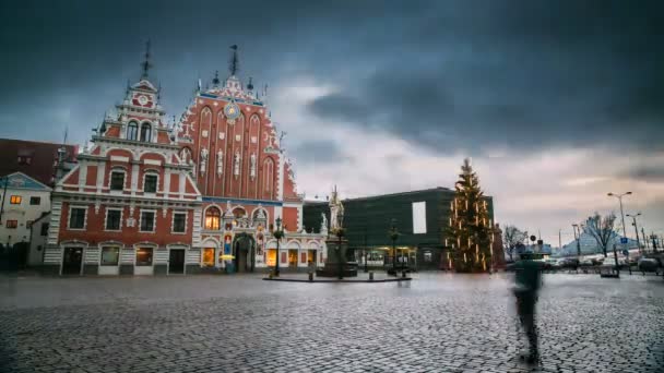 Riga, Letonia. Time Lapse Timelapse Time-lapse of Town Hall Square, lugar popular con famosos puntos de referencia en él en brillante iluminación en el crepúsculo de invierno. Año Nuevo, vacaciones de Navidad — Vídeos de Stock