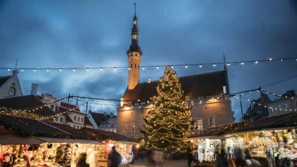エストニアのタリン。町役場広場で伝統的なクリスマスマーケットのタイムラプス。クリスマスツリーと商社。有名なユネスコ世界遺産 — ストック動画