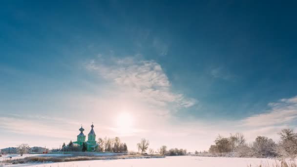 Village Krupets, Dobrush körzet, Gomel régió, Fehéroroszország. Time Lapse Timelapse Time-lapse Régi Fa Ortodox Egyház a Szentháromság Sunny Téli Nap. Történelmi örökség — Stock videók